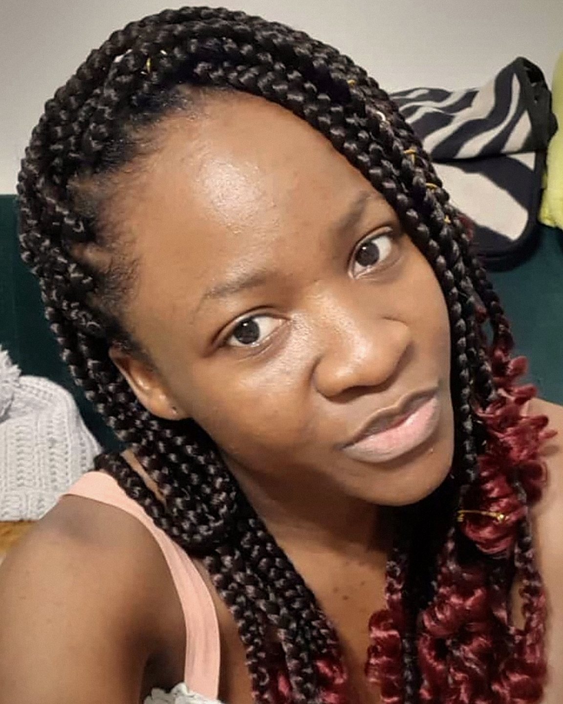 Porträt von Carène Laure mit Box Braids und bordeauxroten Enden